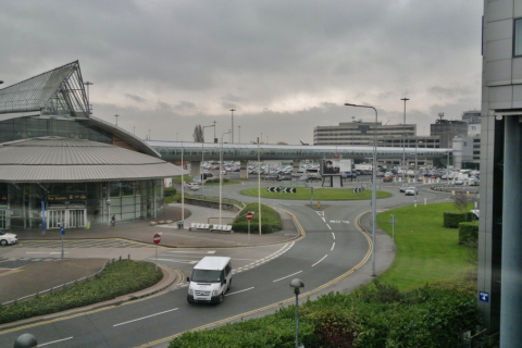 Taxi Kettering to Manchester Airport Taxi Kettering to Manchester Airport